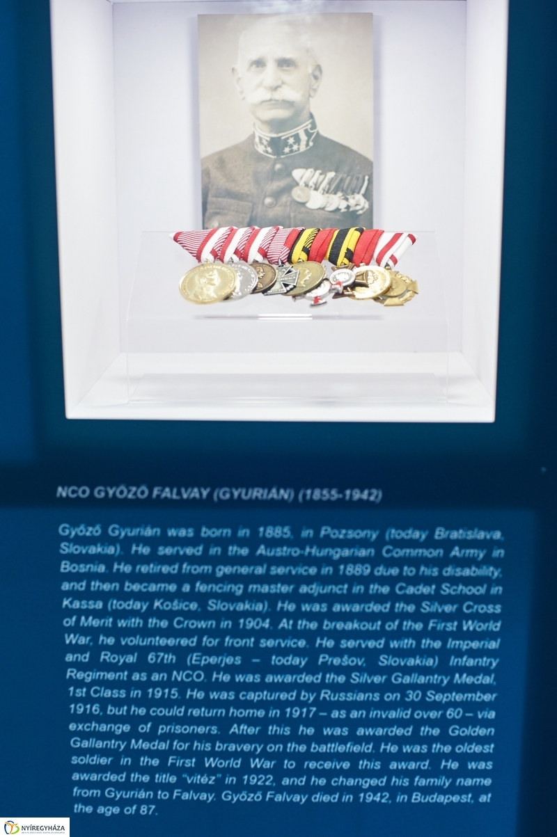 Honvédségi kiállítás az egyetemen - fotó Szarka Lajos