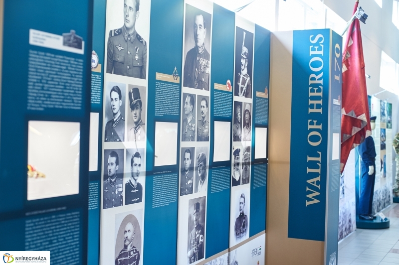 Honvédségi kiállítás az egyetemen - fotó Szarka Lajos