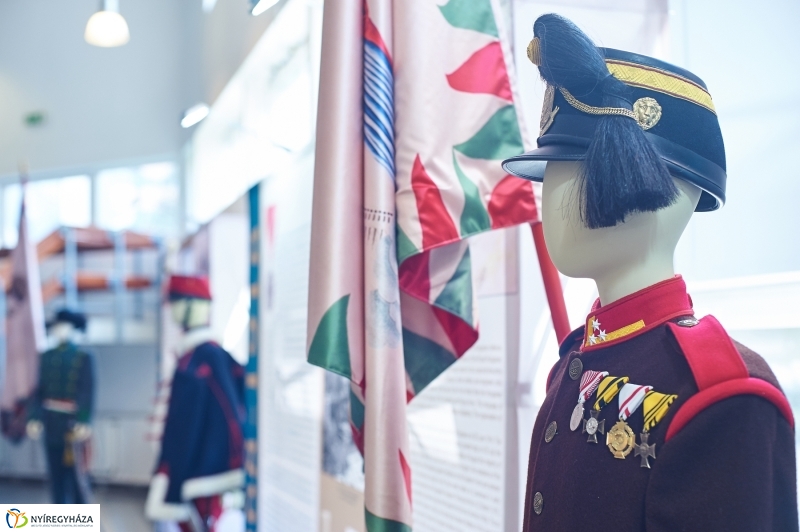 Honvédségi kiállítás az egyetemen - fotó Szarka Lajos