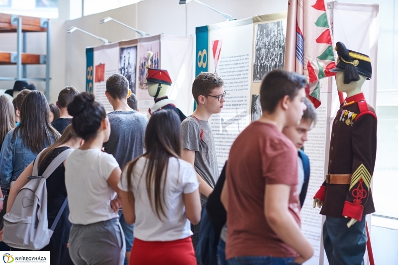 Honvédségi kiállítás az egyetemen - fotó Szarka Lajos
