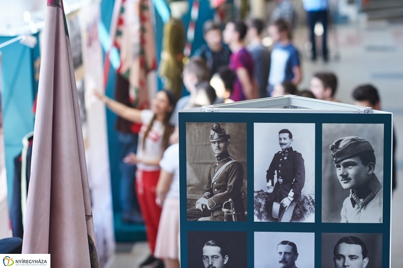 Honvédségi kiállítás az egyetemen - fotó Szarka Lajos
