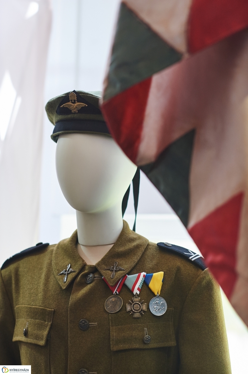 Honvédségi kiállítás az egyetemen - fotó Szarka Lajos