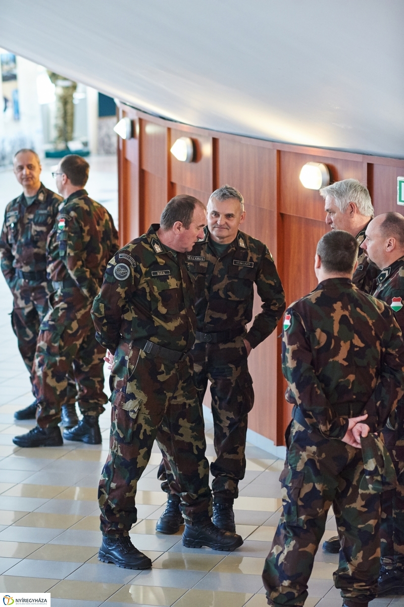 Honvédségi kiállítás az egyetemen - fotó Szarka Lajos