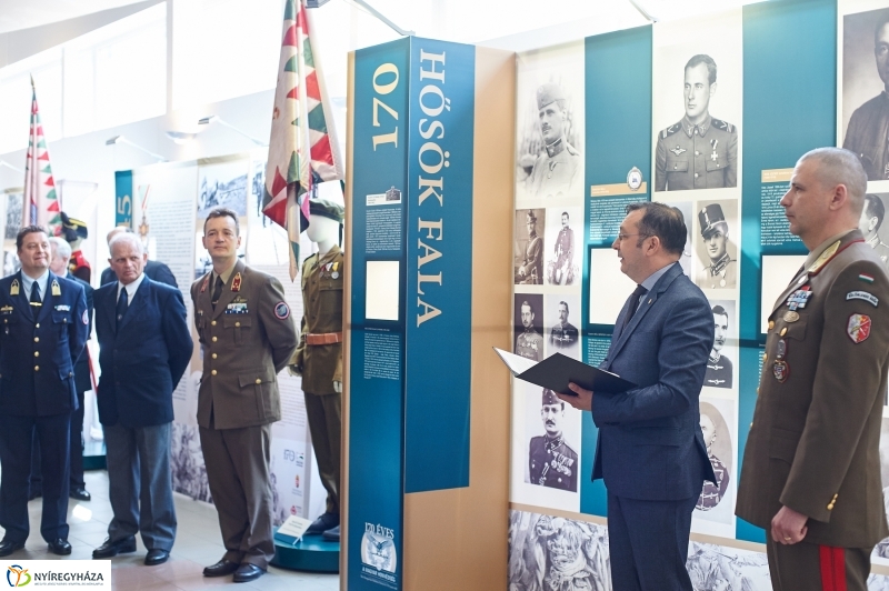 Honvédségi kiállítás az egyetemen - fotó Szarka Lajos