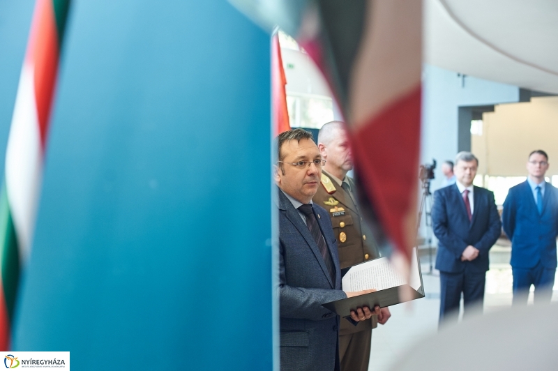 Honvédségi kiállítás az egyetemen - fotó Szarka Lajos