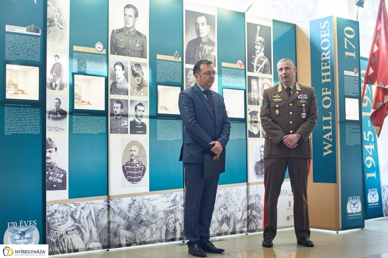 Honvédségi kiállítás az egyetemen - fotó Szarka Lajos