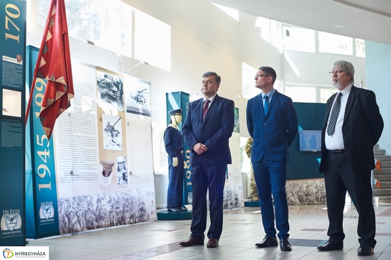 Honvédségi kiállítás az egyetemen - fotó Szarka Lajos