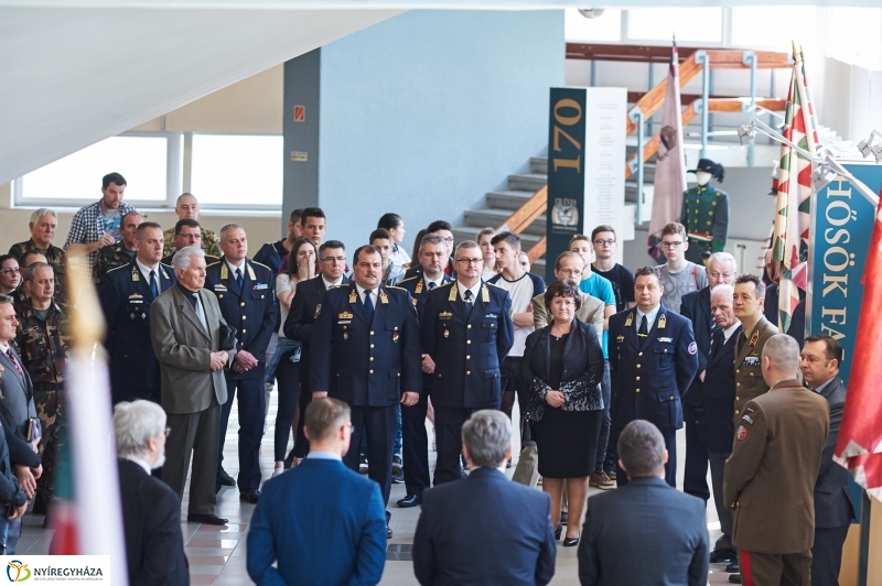 Honvédségi kiállítás az egyetemen - fotó Szarka Lajos