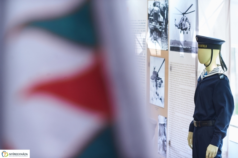 Honvédségi kiállítás az egyetemen - fotó Szarka Lajos