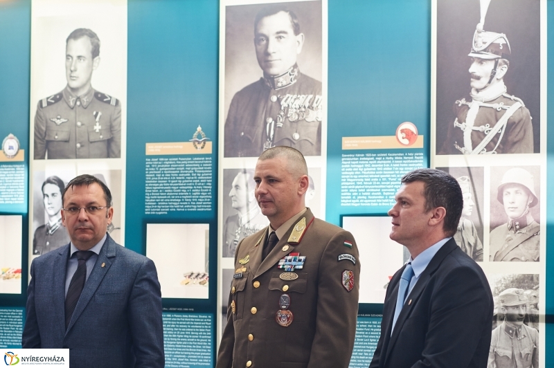 Honvédségi kiállítás az egyetemen - fotó Szarka Lajos