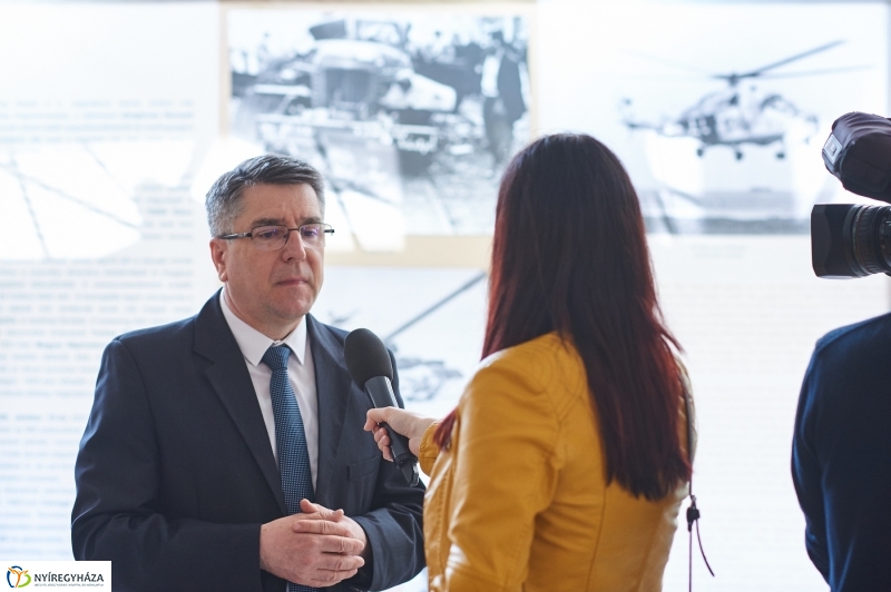 Honvédségi kiállítás az egyetemen - fotó Szarka Lajos