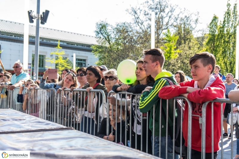 Hang-Szín Kulturális Egyesület és az Y2K Tánccsoport közös flashmobja 