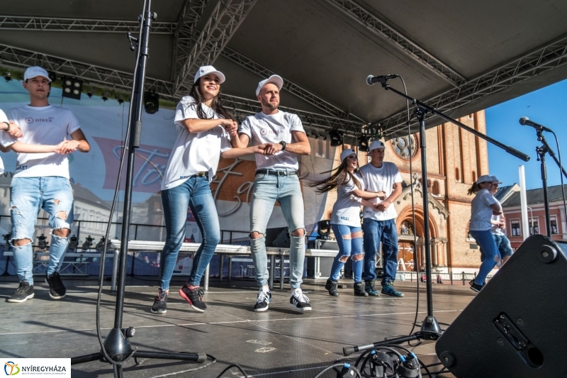 Hang-Szín Kulturális Egyesület és az Y2K Tánccsoport közös flashmobja 