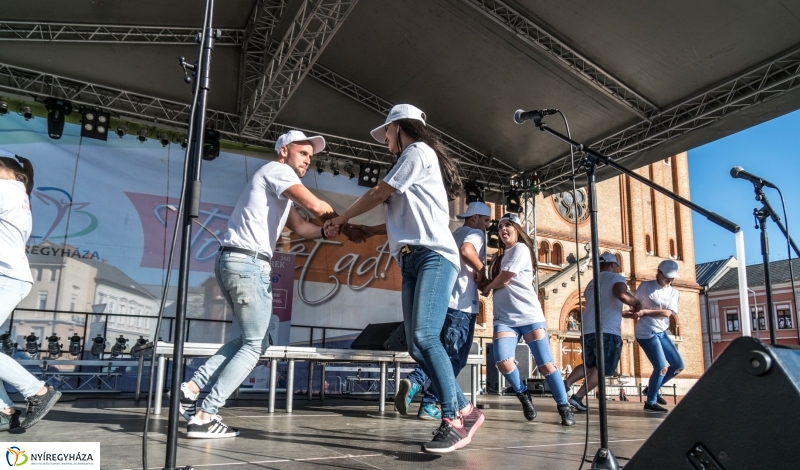 Hang-Szín Kulturális Egyesület és az Y2K Tánccsoport közös flashmobja 