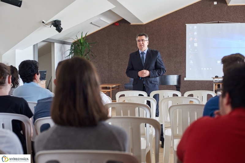 Tavaszköszöntő a Szent Miklós iskolában - fotó Szarka Lajos