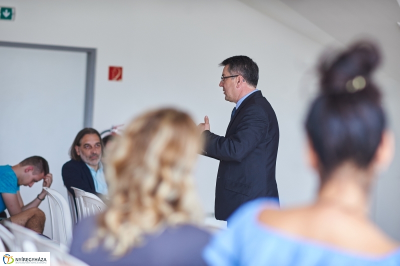 Tavaszköszöntő a Szent Miklós iskolában - fotó Szarka Lajos