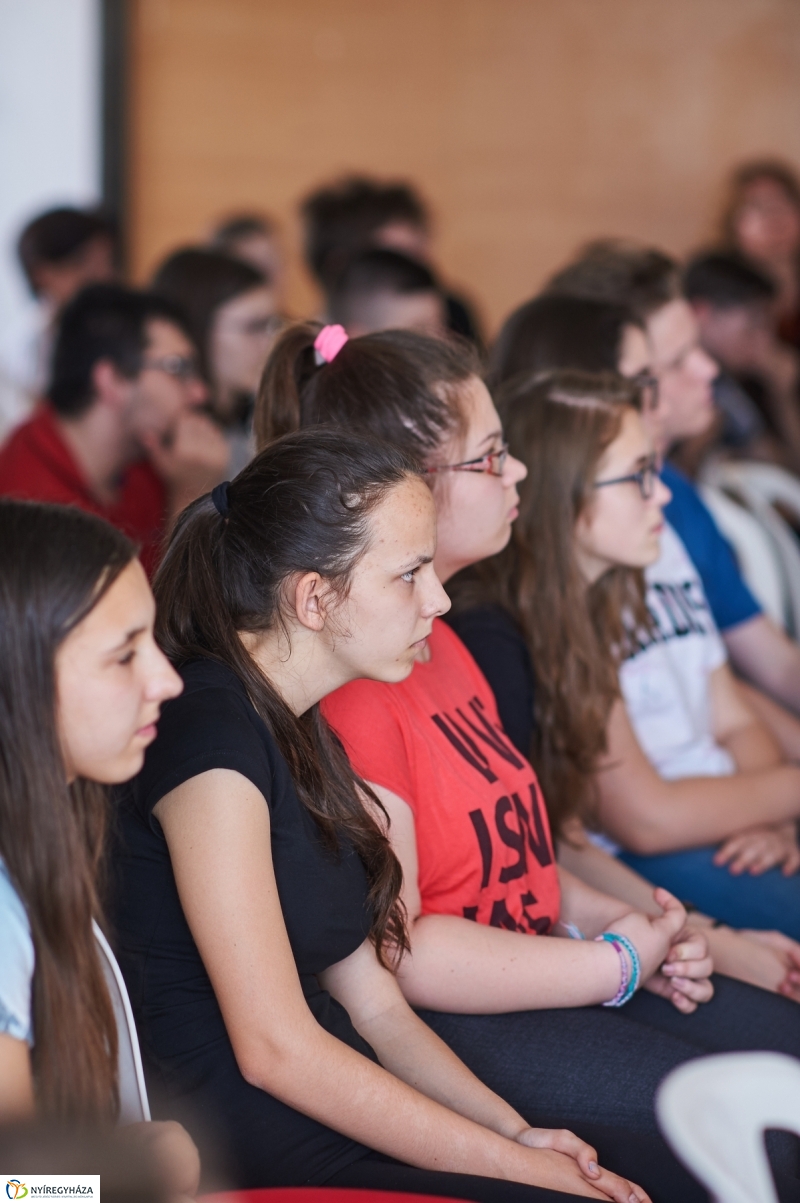 Tavaszköszöntő a Szent Miklós iskolában - fotó Szarka Lajos