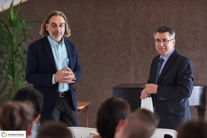 Tavaszköszöntő a Szent Miklós iskolában - fotó Szarka Lajos