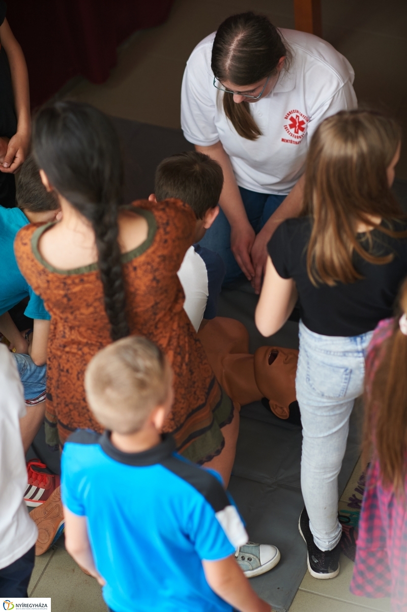 Tavaszköszöntő a Szent Miklós iskolában - fotó Szarka Lajos