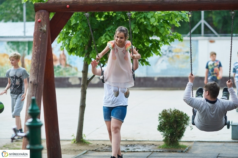 Tavaszköszöntő a Szent Miklós iskolában - fotó Szarka Lajos