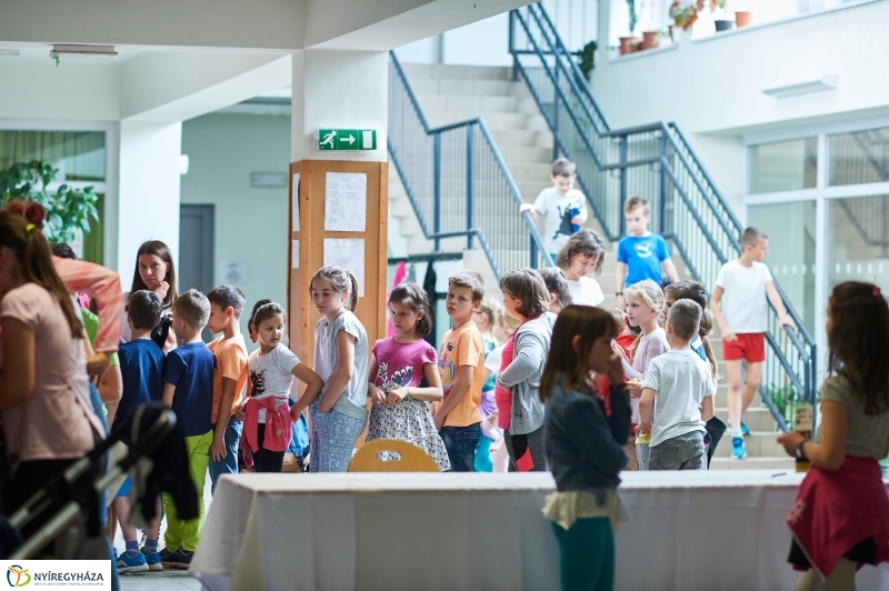 Tavaszköszöntő a Szent Miklós iskolában - fotó Szarka Lajos