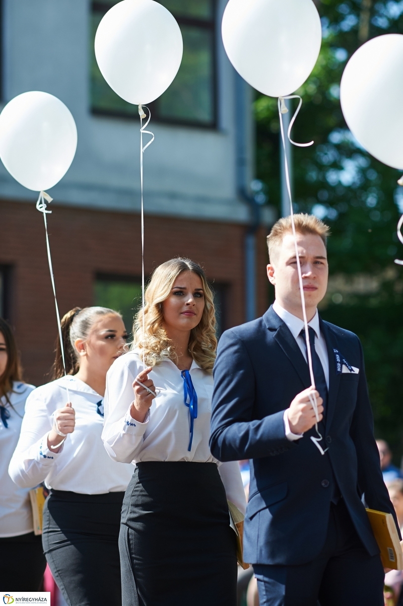 Ballagás a Zrínyi gimnáziumban - fotó Szarka Lajos