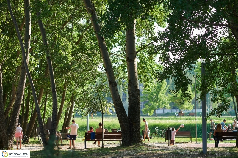 Sóstói körkép tavaszi estén - fotó Szarka Lajos