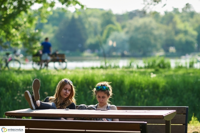 Sóstói körkép tavaszi estén - fotó Szarka Lajos