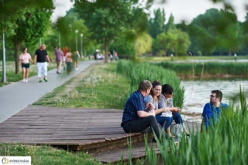 Sóstói körkép tavaszi estén - fotó Szarka Lajos