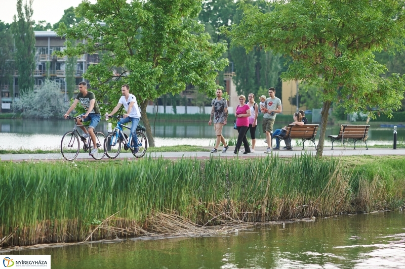 Sóstói körkép tavaszi estén - fotó Szarka Lajos