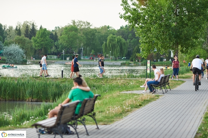 Sóstói körkép tavaszi estén - fotó Szarka Lajos