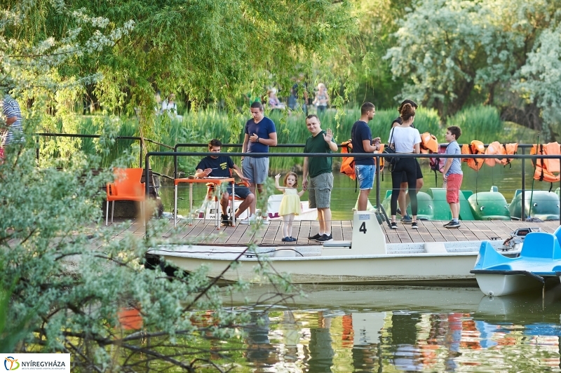 Sóstói körkép tavaszi estén - fotó Szarka Lajos