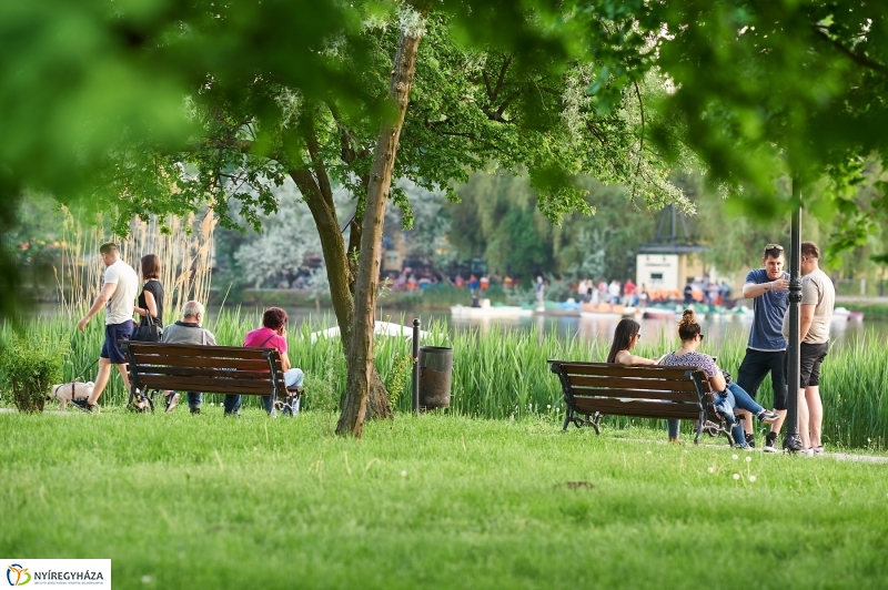 Sóstói körkép tavaszi estén - fotó Szarka Lajos