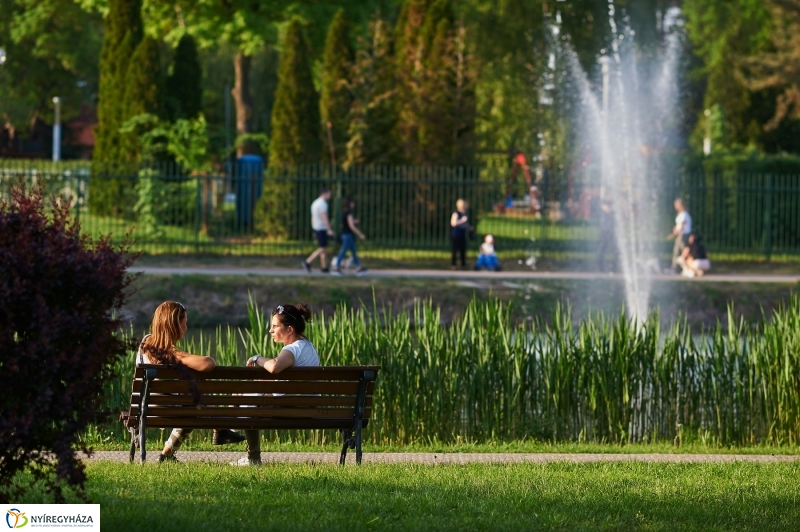 Sóstói körkép tavaszi estén - fotó Szarka Lajos