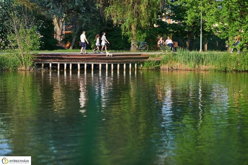 Sóstói körkép tavaszi estén - fotó Szarka Lajos