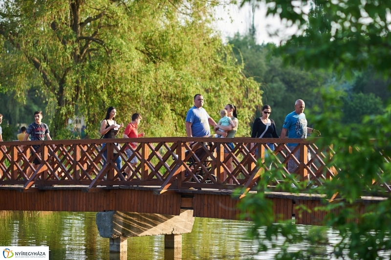 Sóstói körkép tavaszi estén - fotó Szarka Lajos