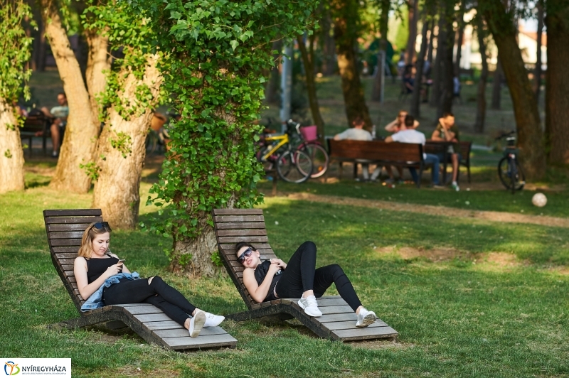 Sóstói körkép tavaszi estén - fotó Szarka Lajos