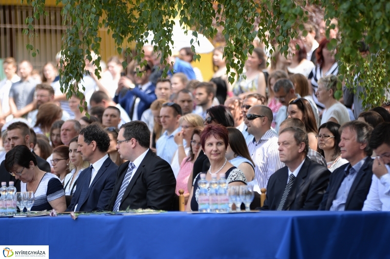 A Széchenyi Szakgimnázium végzőseinek búcsúja - fotó Trifonov Éva