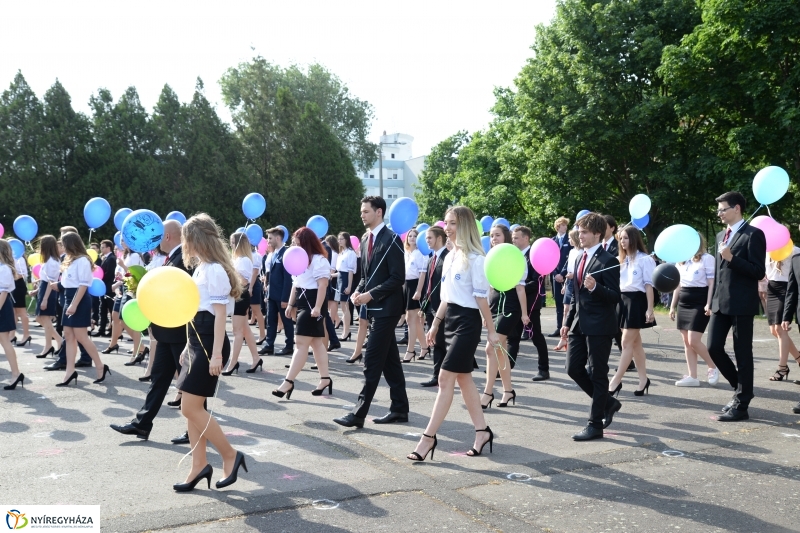 Ballagás a Krúdy Gyula Gimnáziumban - fotó Trifonov Éva