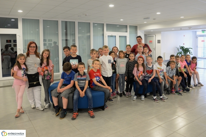 Jókais diákok látogattak a televízió stúdióba - fotó Trifonov Éva