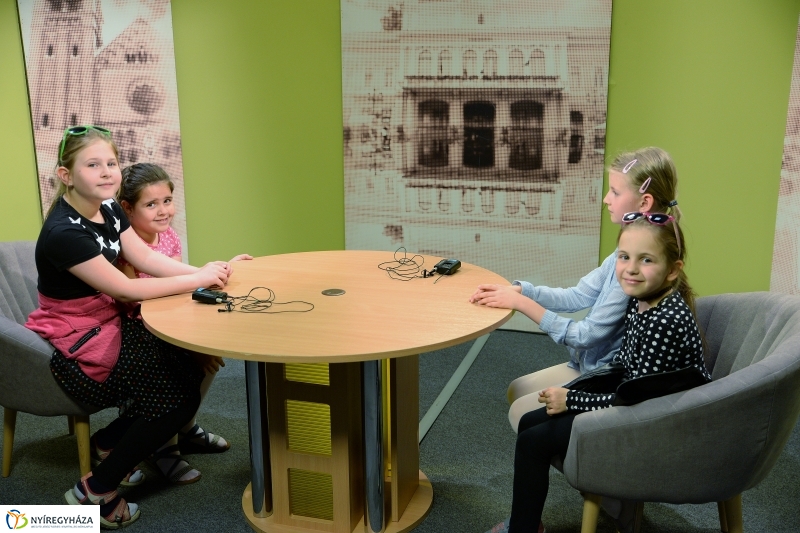 Jókais diákok látogattak a televízió stúdióba - fotó Trifonov Éva