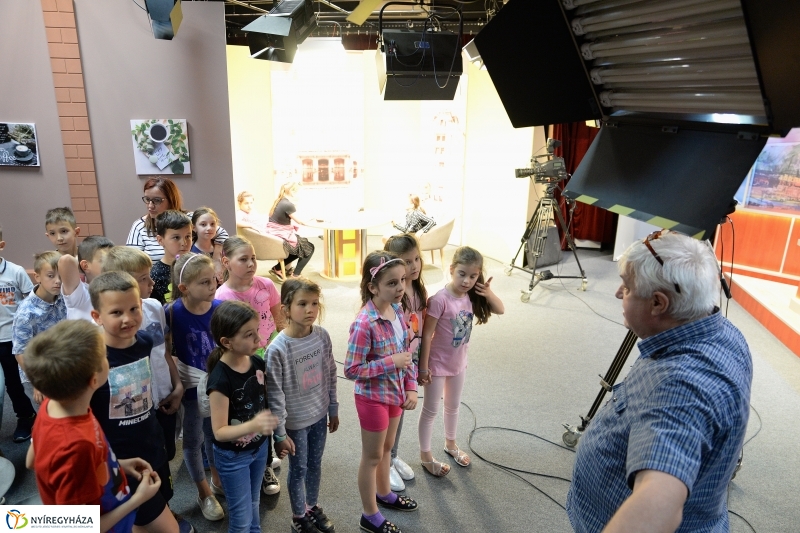 Jókais diákok látogattak a televízió stúdióba - fotó Trifonov Éva