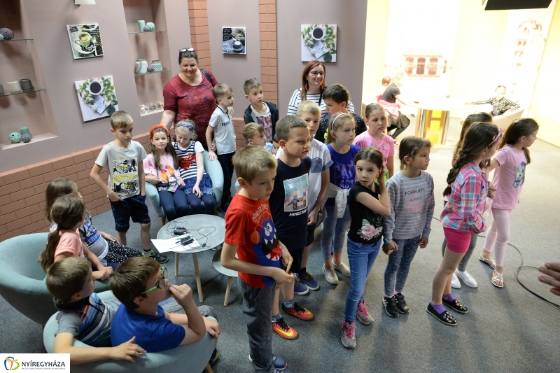 Jókais diákok látogattak a televízió stúdióba - fotó Trifonov Éva