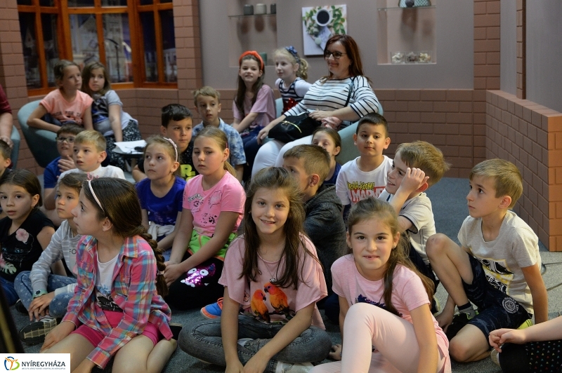 Jókais diákok látogattak a televízió stúdióba - fotó Trifonov Éva