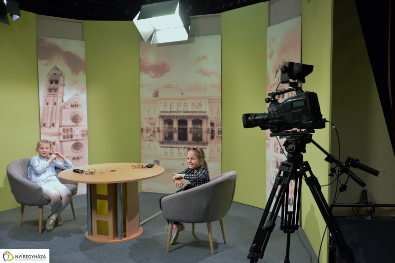 Jókais diákok látogattak a televízió stúdióba - fotó Trifonov Éva
