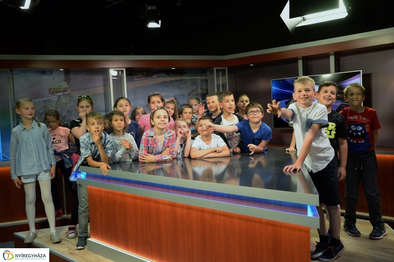 Jókais diákok látogattak a televízió stúdióba - fotó Trifonov Éva