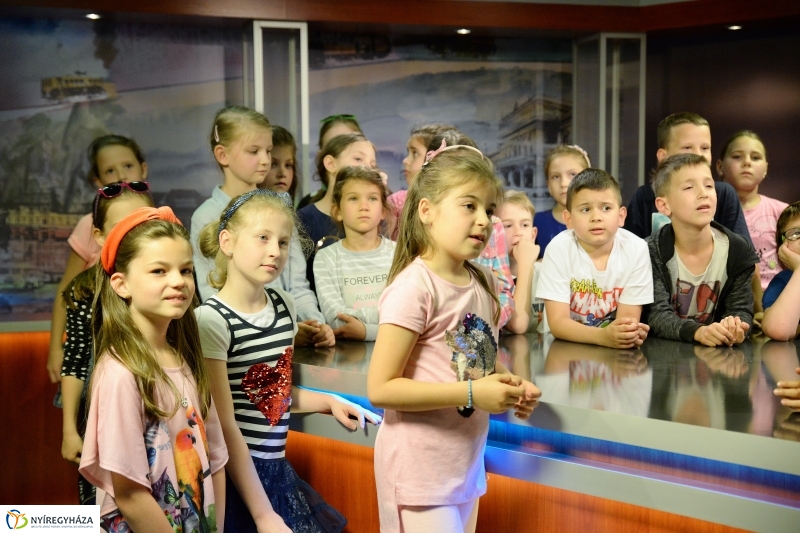 Jókais diákok látogattak a televízió stúdióba - fotó Trifonov Éva