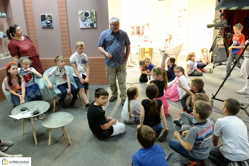 Jókais diákok látogattak a televízió stúdióba - fotó Trifonov Éva