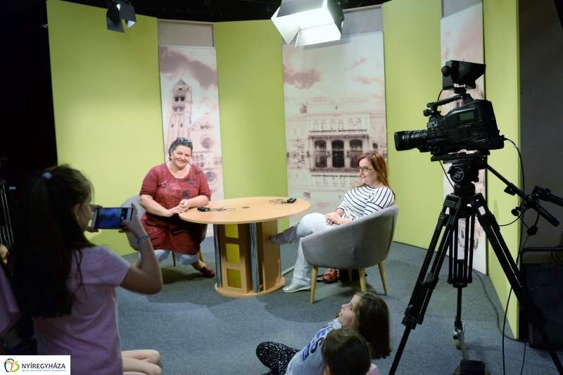 Jókais diákok látogattak a televízió stúdióba - fotó Trifonov Éva