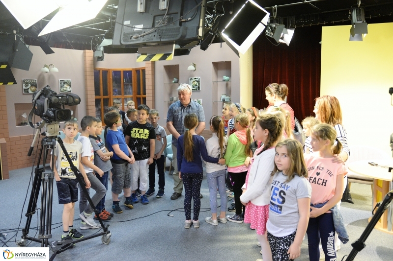 Jókais diákok látogattak a televízió stúdióba - fotó Trifonov Éva